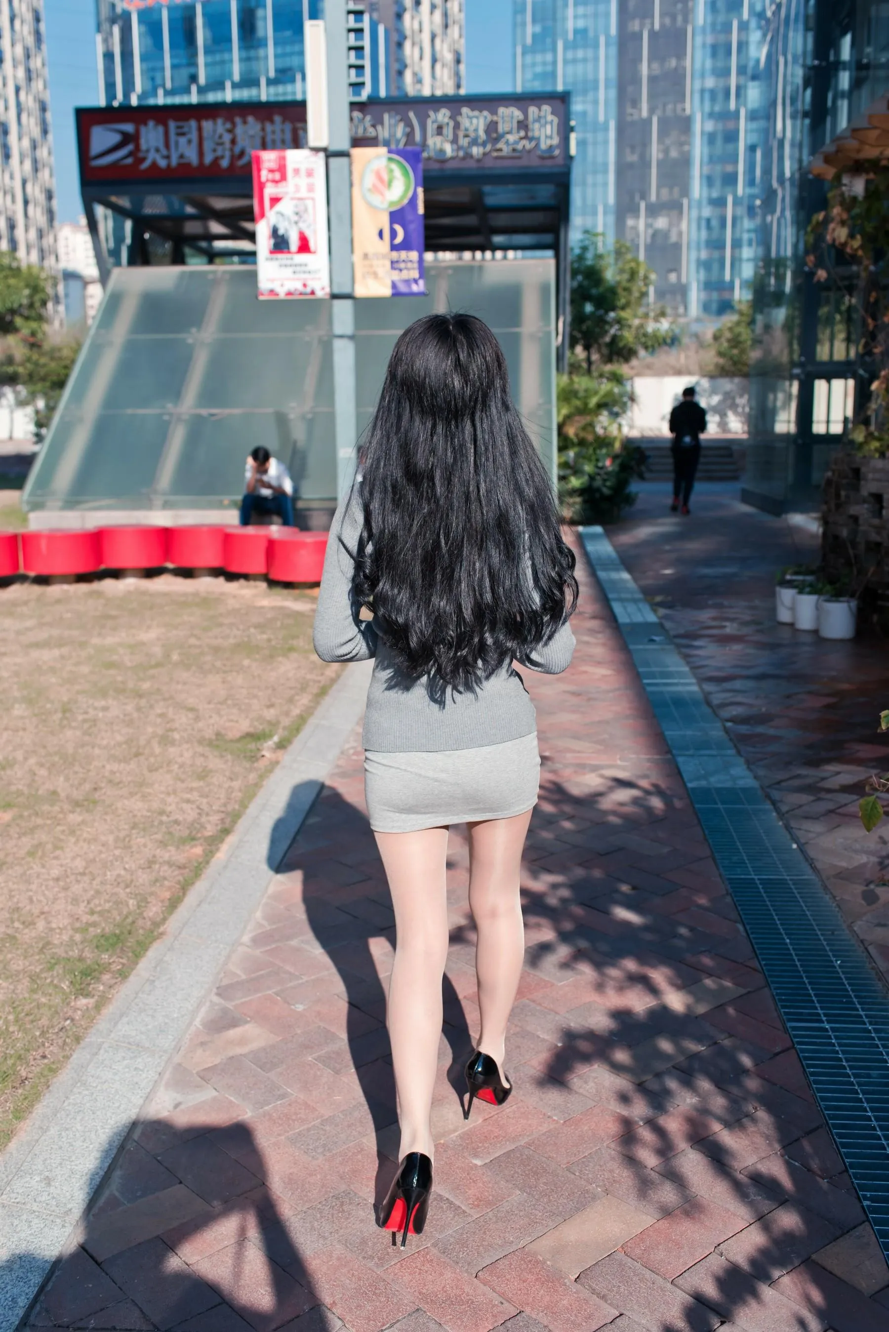 [魔镜街拍] NO.090 短裙肉丝黑高跟鞋外拍 [269P]插图3